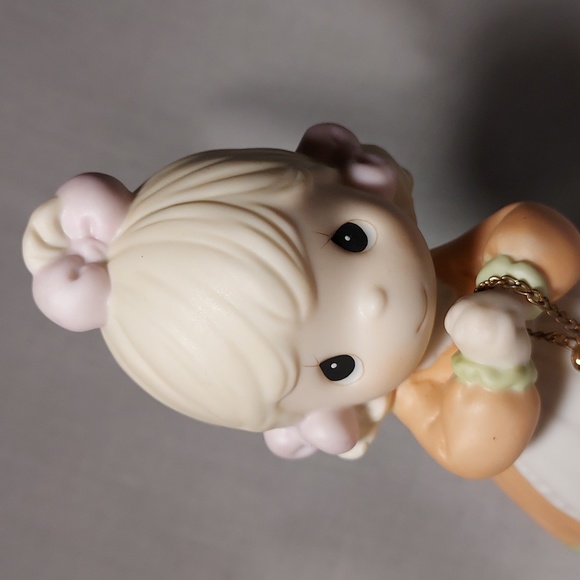 Vintage 1998 Precious Moments "Love Is The Key" Figurine in Original Box - Picture 4 of 8